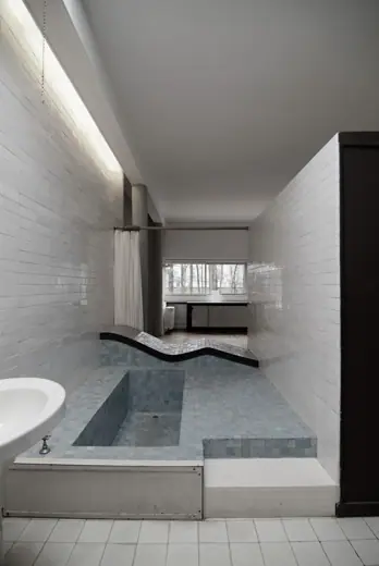 Photo 2: Interior