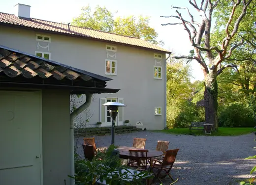 Photo 2: Exterior