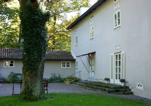 Photo 3: Exterior