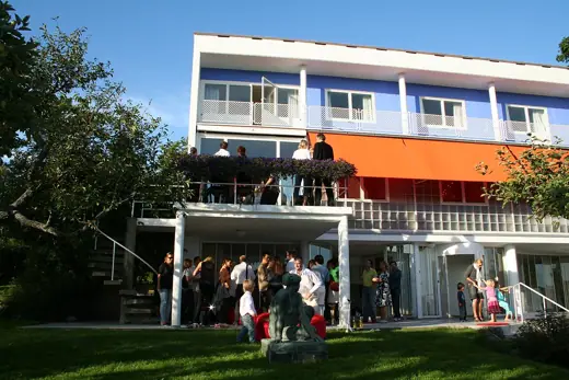 Photo 4: Exterior