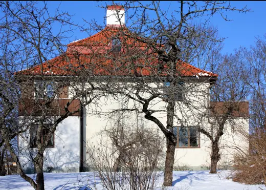 Photo 1: Exterior