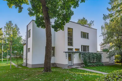 Photo 1: Exterior