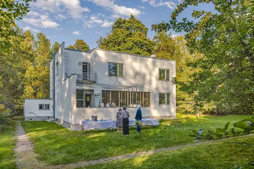 Photo 2: Exterior
