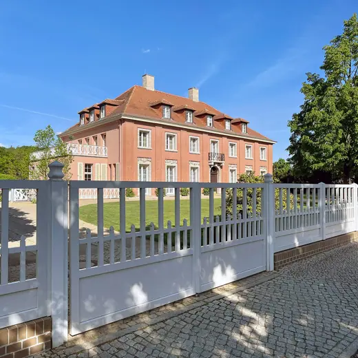 Photo 1: Exterior