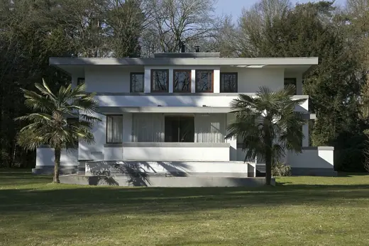 Photo 1: Exterior