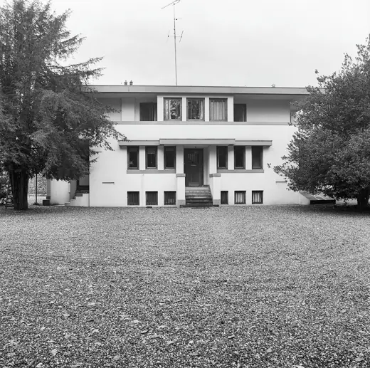 Photo 2: Exterior