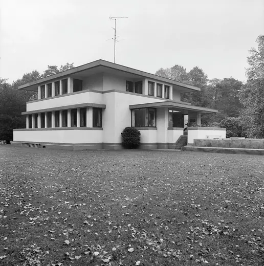 Photo 3: Exterior