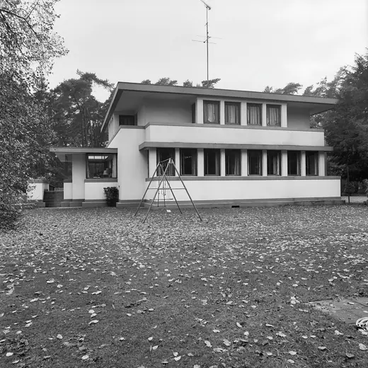 Photo 4: Exterior