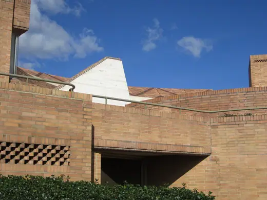 Photo 3: Exterior · Bogotá Biblioteca Barco