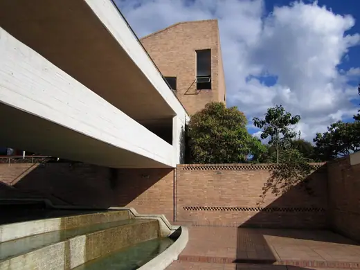 Photo 4: Exterior