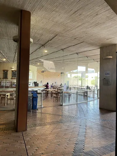 Photo 6: Interior · Interior de la biblioteca