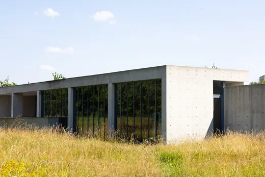Photo 1: Exterior