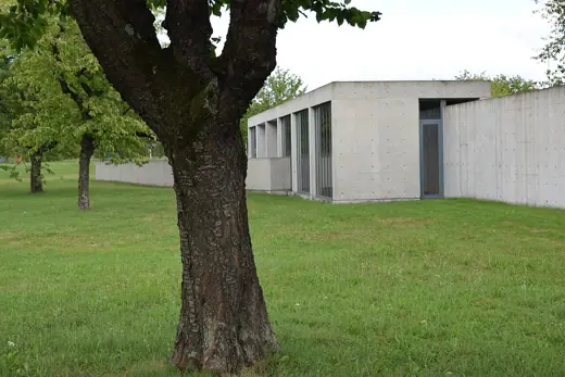 Photo 2: Exterior