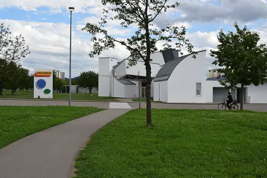 Photo 4: Exterior · Vue du campus Vitra à Weil am Rhein, dans le Baden-Württemberg, en Allemagne