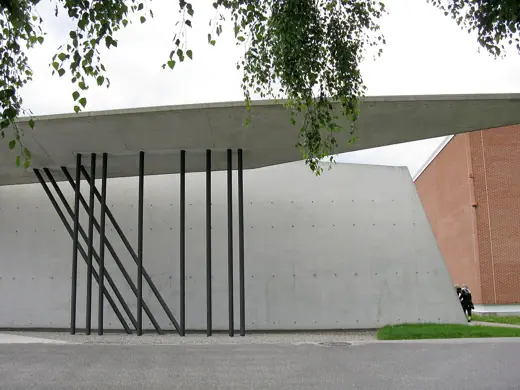 Photo 8: Detail · Feuerwehrhaus von Zaha Hadid bei Vitra in Weil am Rhein, rechts Fabrikgebäude von Álvaro Siza