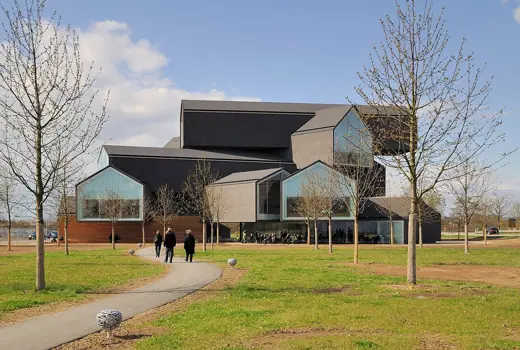 Photo 2: Exterior