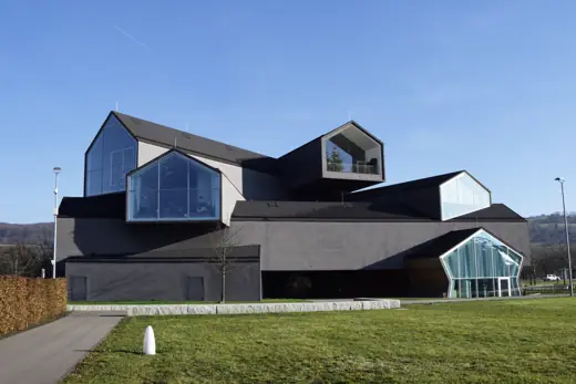 Photo 3: Exterior