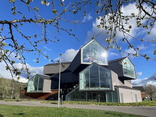 Photo 4: Exterior