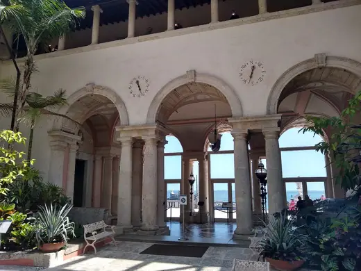 Photo 3: Interior