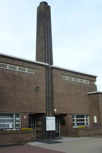 Photo 2: Exterior