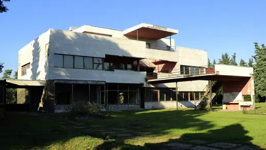 Photo 1: Exterior