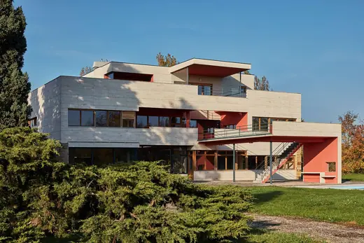 Photo 2: Exterior