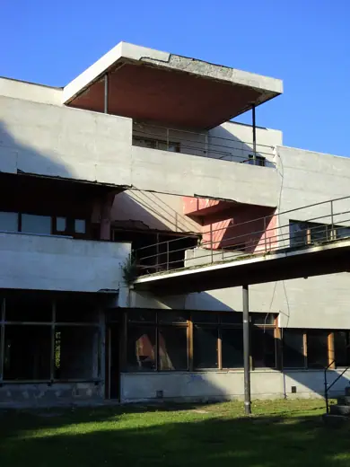 Photo 3: Exterior