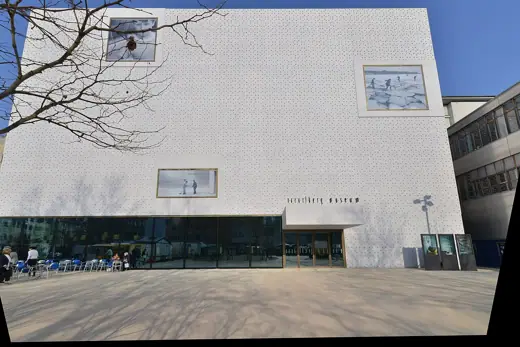 Photo 2: Exterior