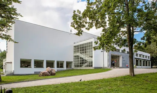 Photo 1: Exterior