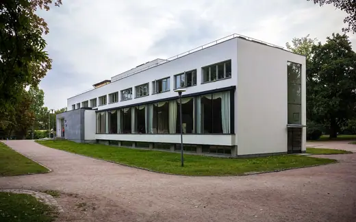Photo 4: Exterior