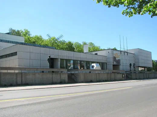 Photo 1: Exterior