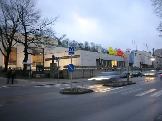 Photo 3: Exterior