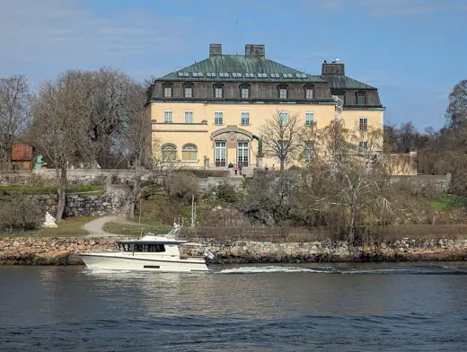 Photo 1: Exterior