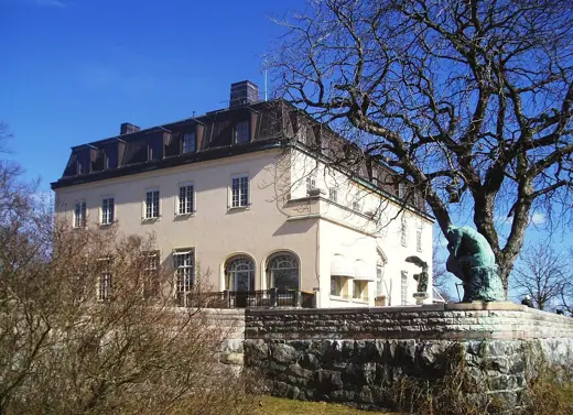 Photo 2: Exterior