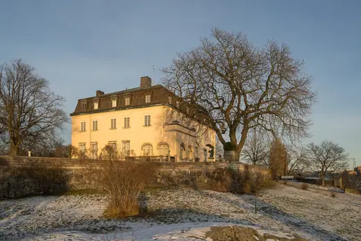 Photo 3: Exterior