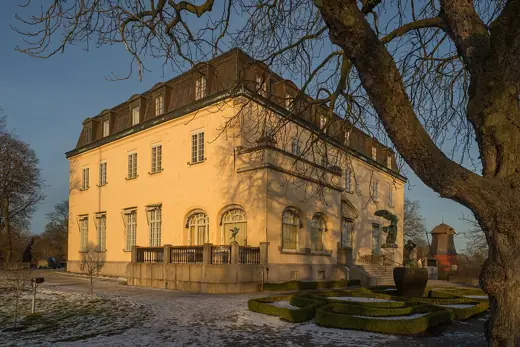 Photo 4: Exterior