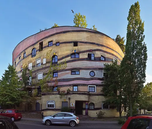 Photo 4: Exterior
