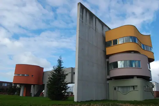 Photo 1: Exterior