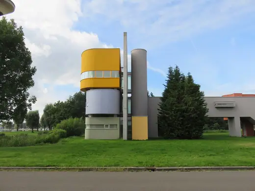 Photo 2: Exterior