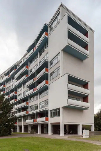 Photo 1: Exterior