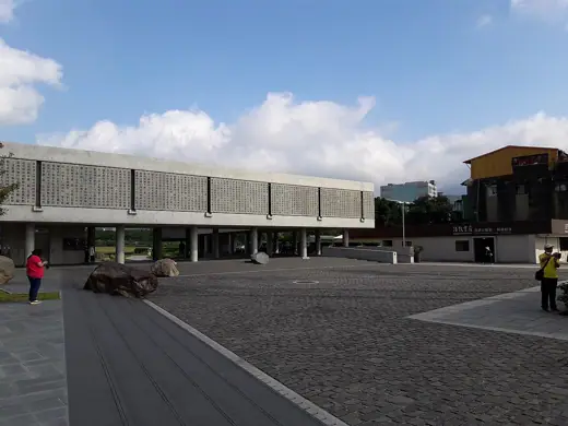 Photo 1: Exterior