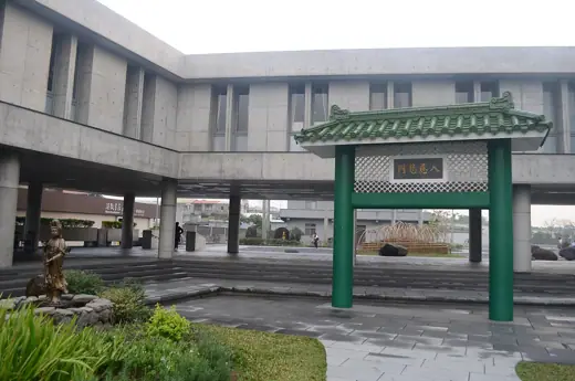 Photo 3: Exterior