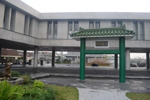 Photo 4: Exterior