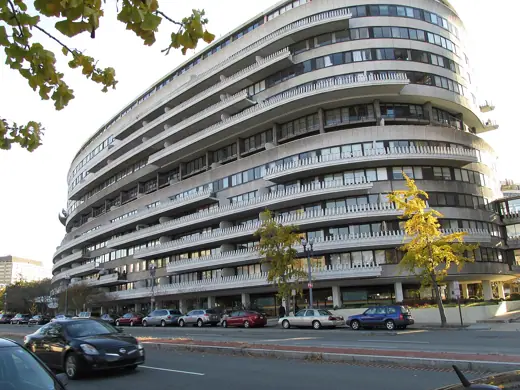 Photo 4: Exterior
