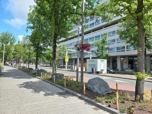 Photo 4: Exterior · Geen auto's op Weesperstraat, Amsterdam; vanwege veelbesproken knip