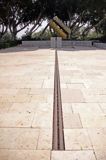 Photo 3: Exterior