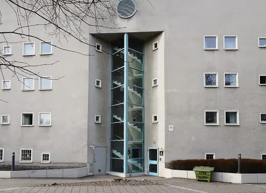 Photo 3: Exterior