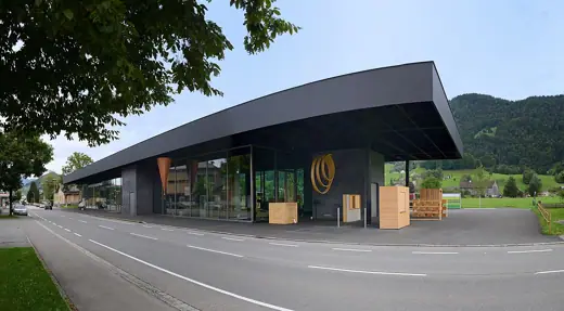Photo 2: Exterior