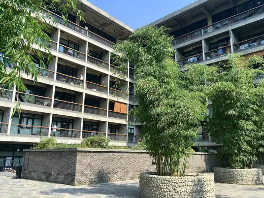 Photo 3: Exterior