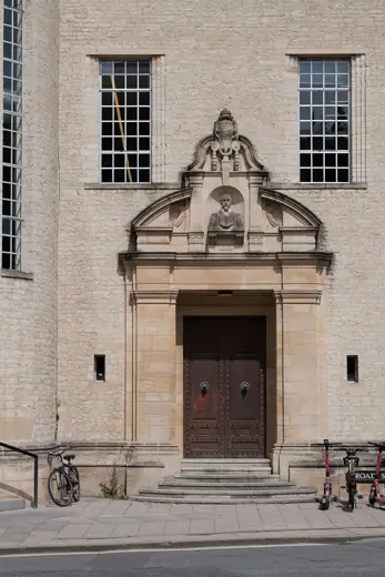 Photo 5: Exterior · Oxford: NEW BODLEIAN LIBRARY